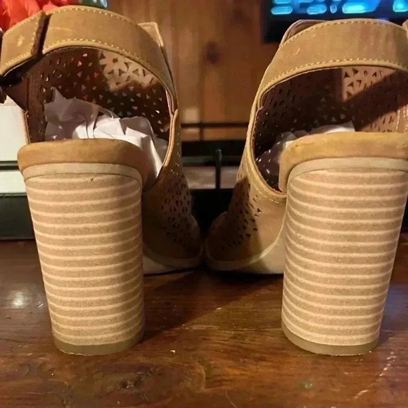 3” Dress heels, Universal Thread women’s size 6 chunky sandals, tan, Easter - Picture 5 of 7